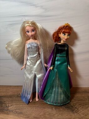 Frozen 2 Singing Elsa Anna Doll Set